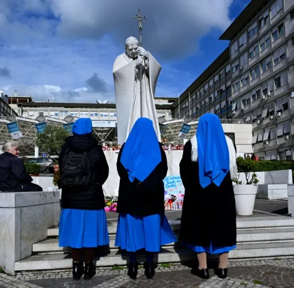 El papa Francisco, con «pronóstico reservado», salió del estado «crítico»